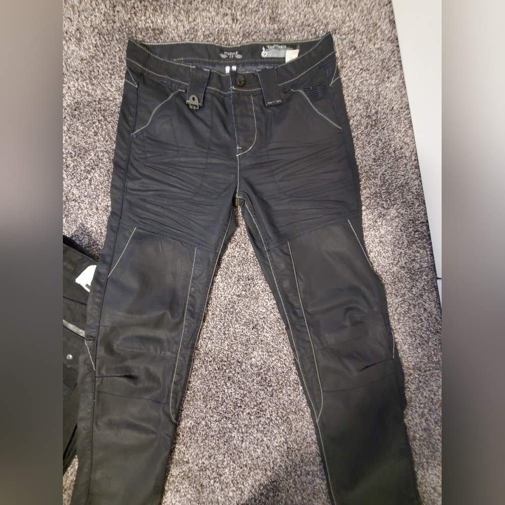 Mens size 32. Brand is 7 diamonds. No holes rips or stains